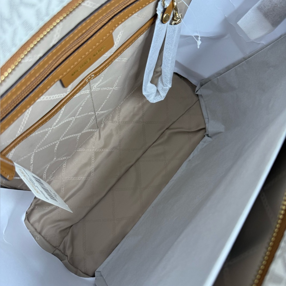 ‼️ Michael Kors Carine Medium Tote Bag NWT including DUST BAG! - Picture 10 of 11